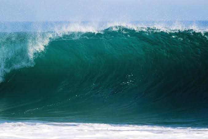 Ilustrasi gelombang tinggi di laut Batam (foto/int)